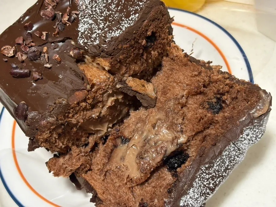 Cross-section showing layers of chocolate chips and cream