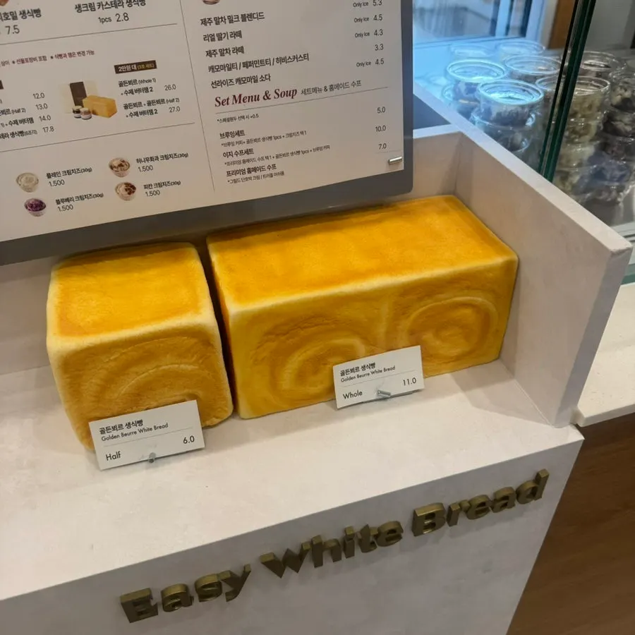 โต๊ะในร้านสำหรับกินขนมปังคู่กาแฟ