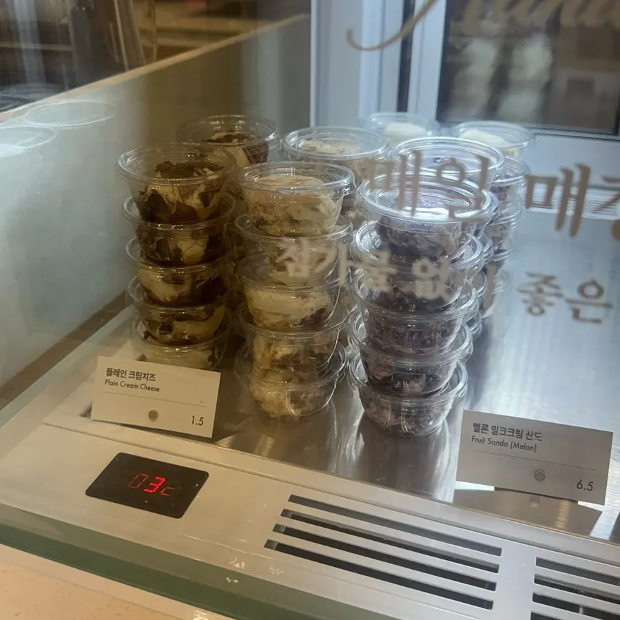 ขนมปังนมสดโซโบโรบัมชาลต๊อกและวอลนัทแครนเบอร์รี่ไรย์