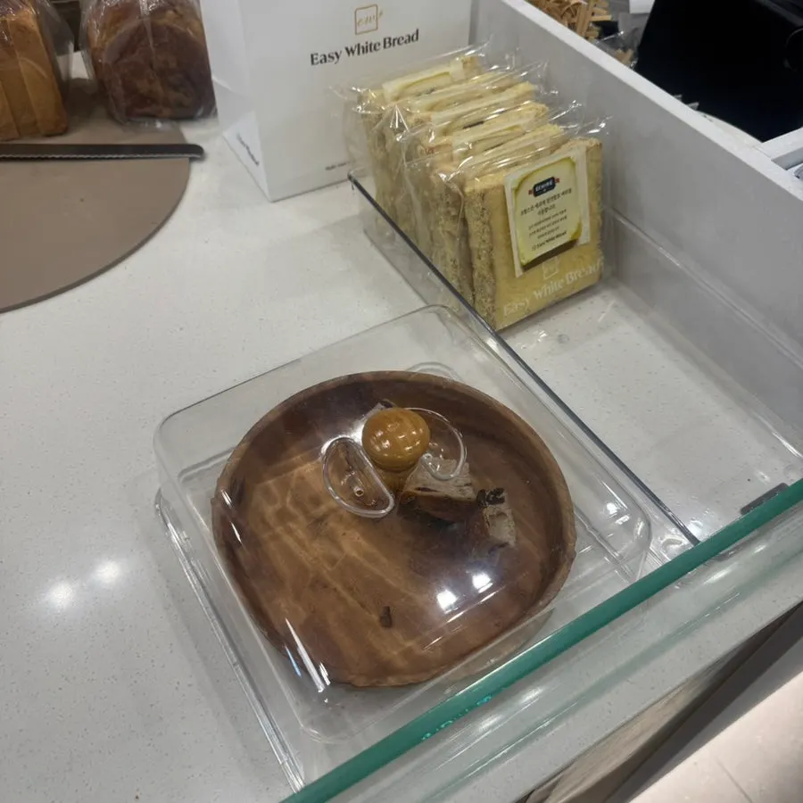 ป้ายกิจกรรมรีวิวและเคาน์เตอร์ร้าน