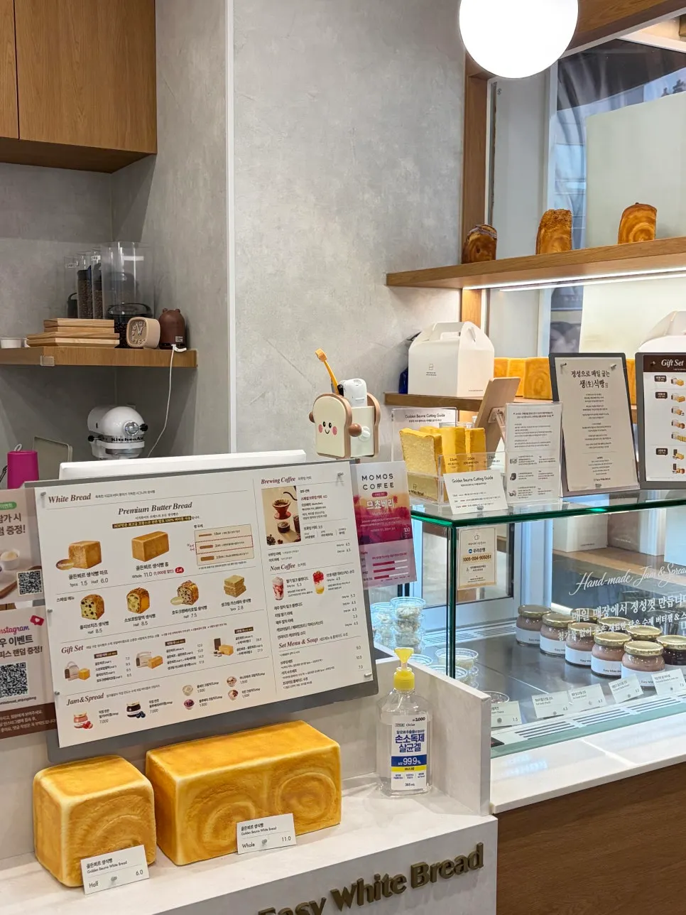 Display shelf with freshly baked bread