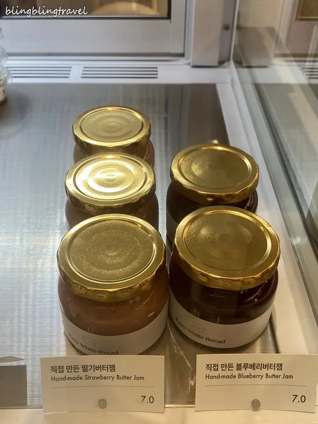 플레인·블루베리·피칸 크림치즈 진열