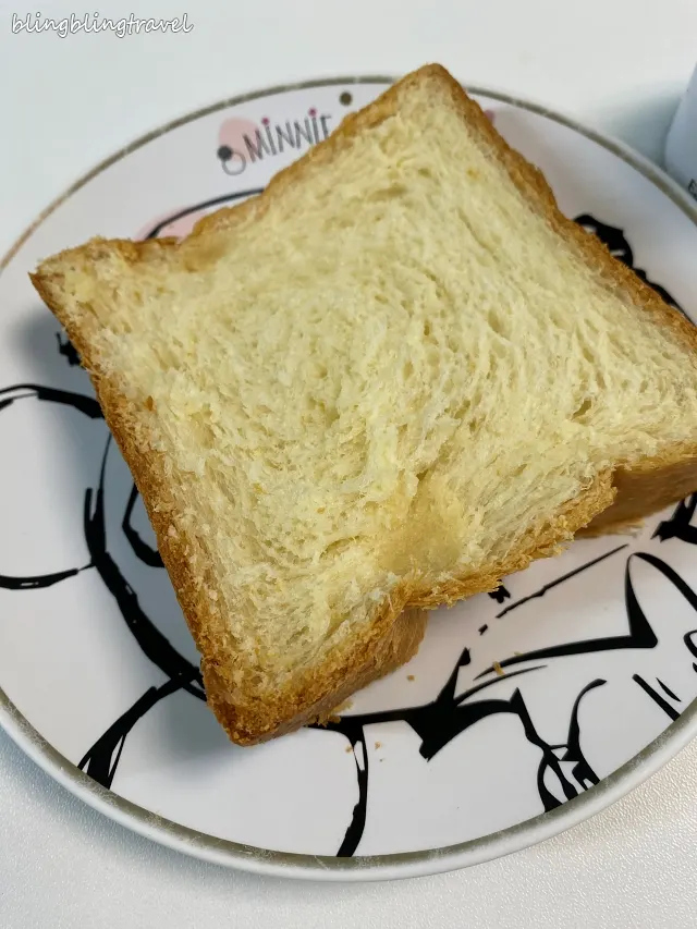 한 조각 잘라낸 골든뵈르 생식빵 단면