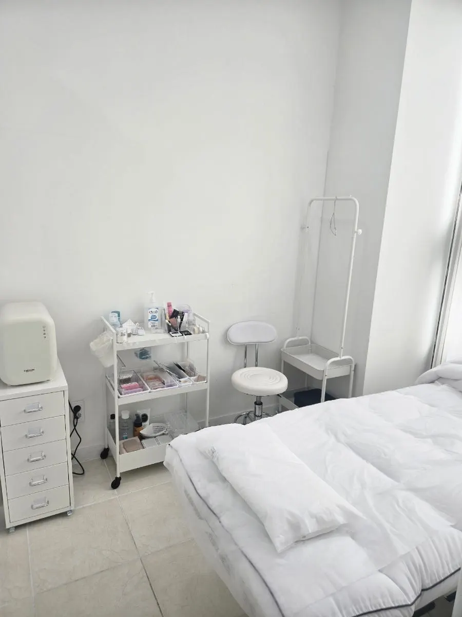Eyebrow tattoo treatment room with a footrest