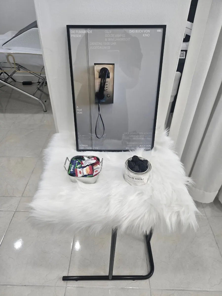 Decorative pieces inside Iniz Beauty