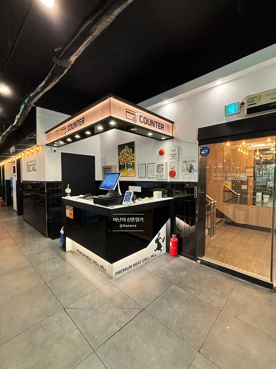Wide seating hall at Gogi Gubneun Bangatgan