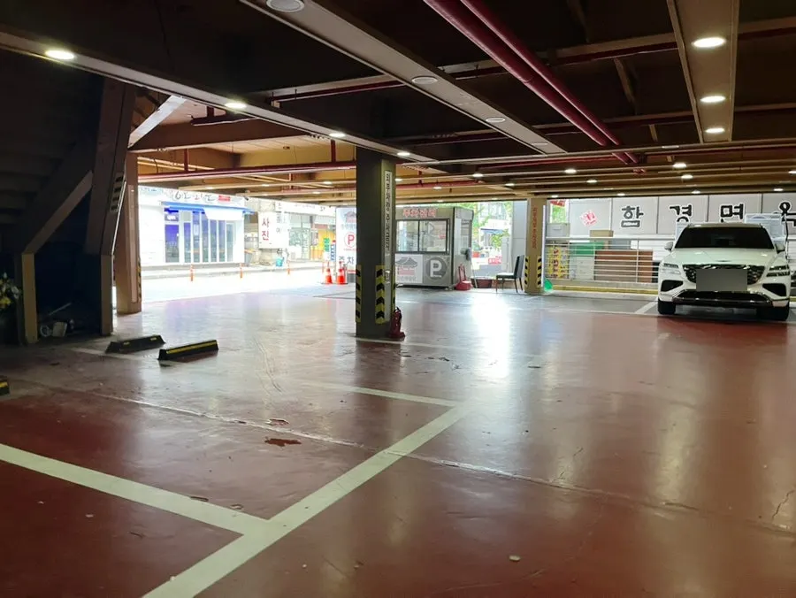 Pemandangan restoran Korea dengan ruang parkir luas