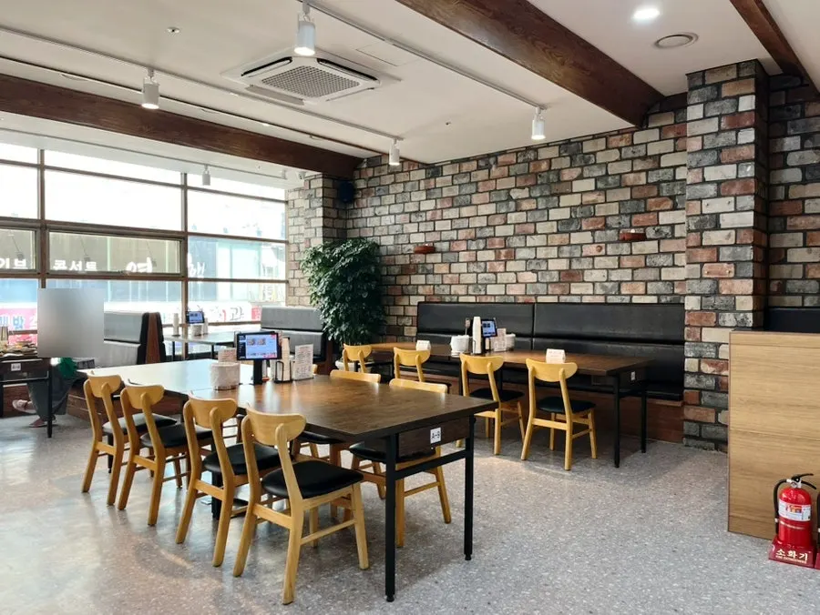 Ruang dalaman restoran Korea dengan jarak tempat duduk luas