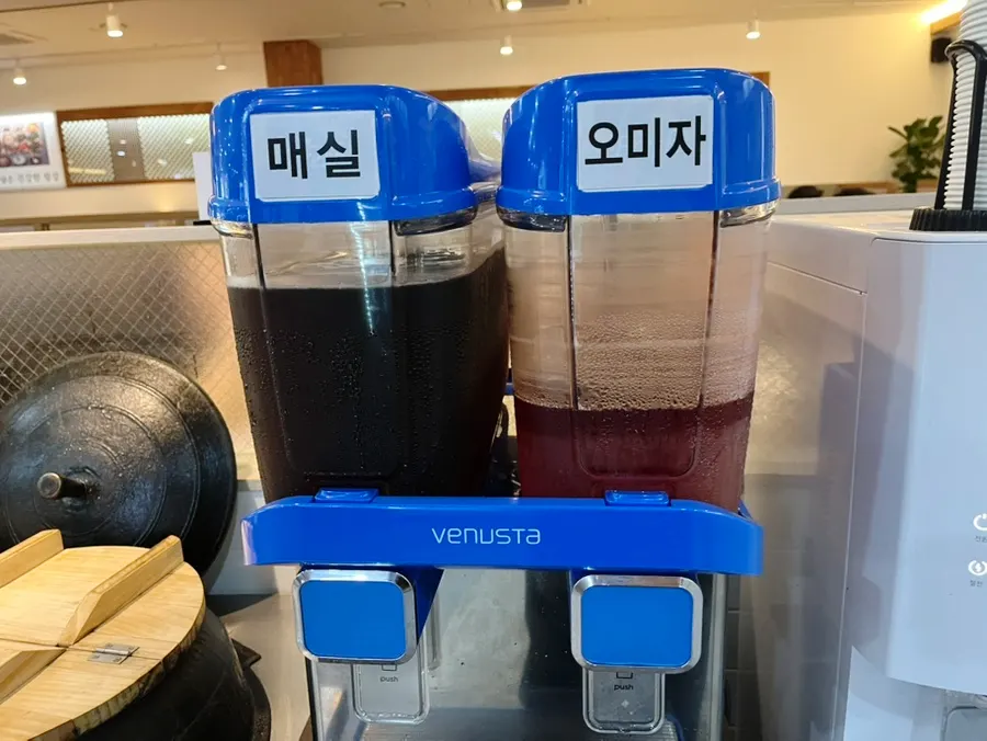 Teh plum dan teh omija di self-bar