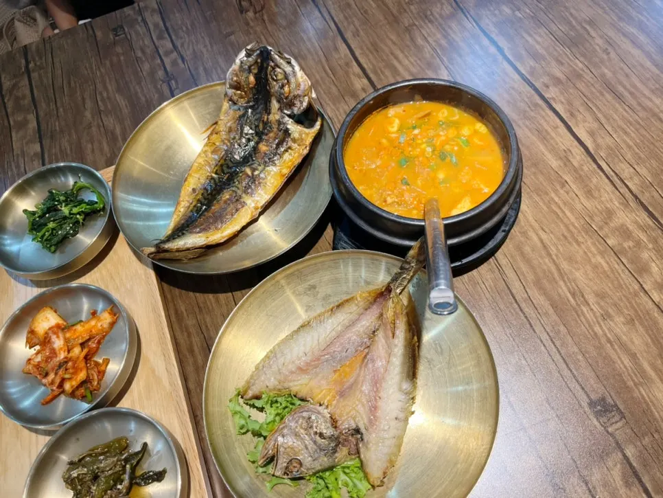Set makanan dengan sotbap dan lauk