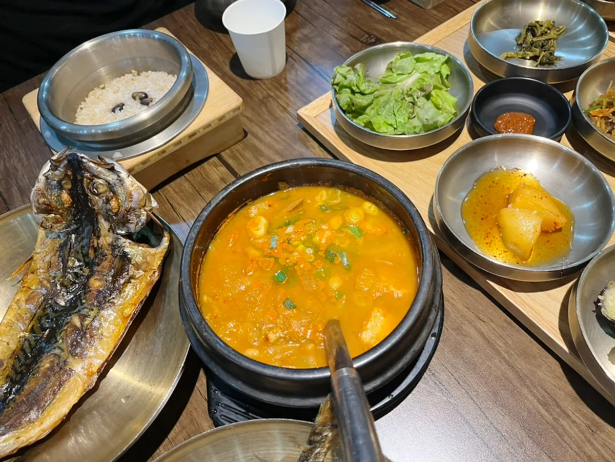 Set hanjeongsik yang dimakan oleh 6 orang