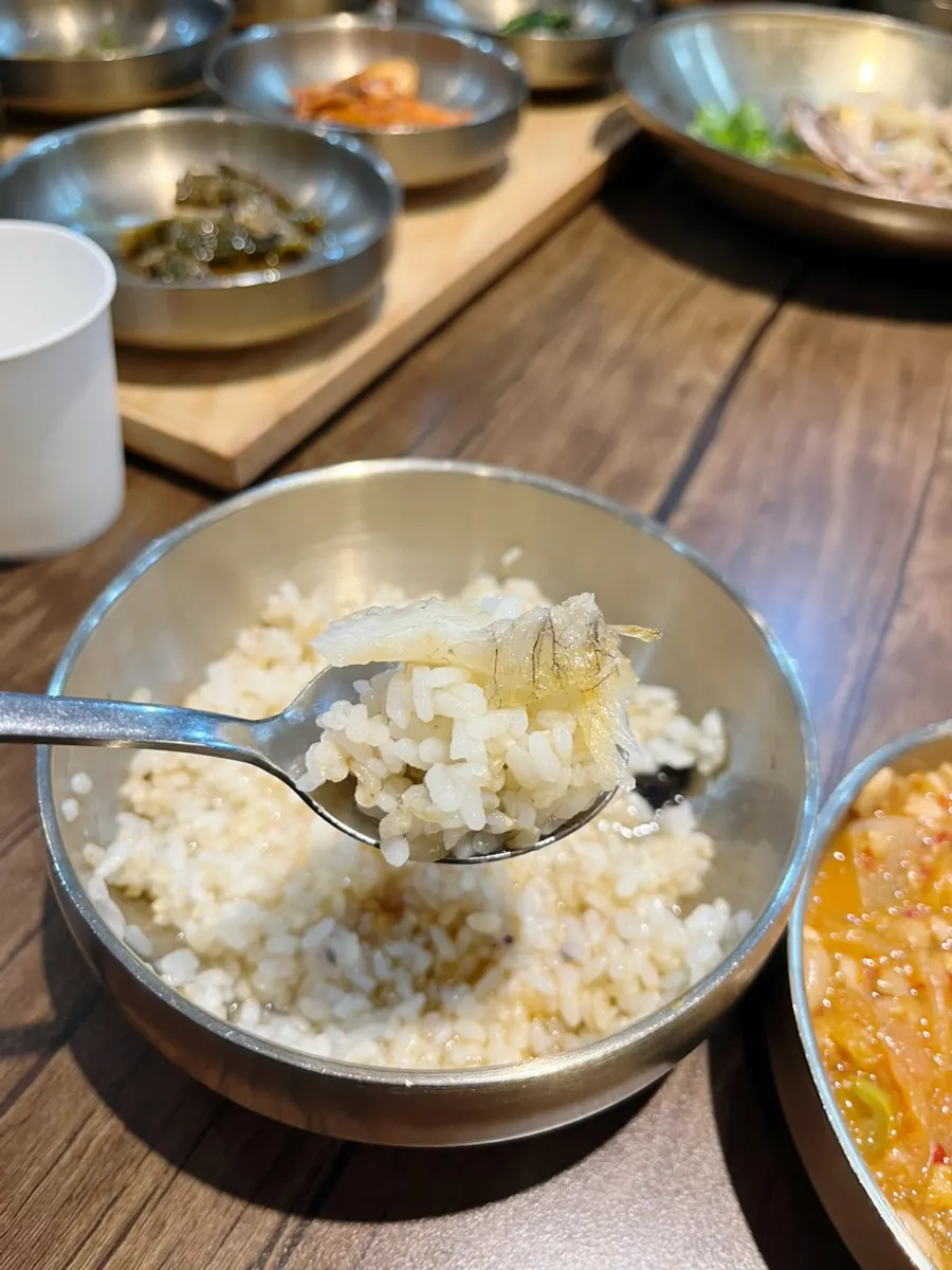 Bori gulbi dan sotbap dengan teh hijau