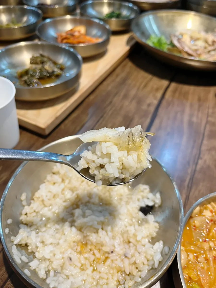 Isi ikan makerel bakar di atas nasi