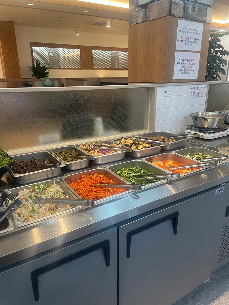 Selection of Korean set meals and à la carte dishes