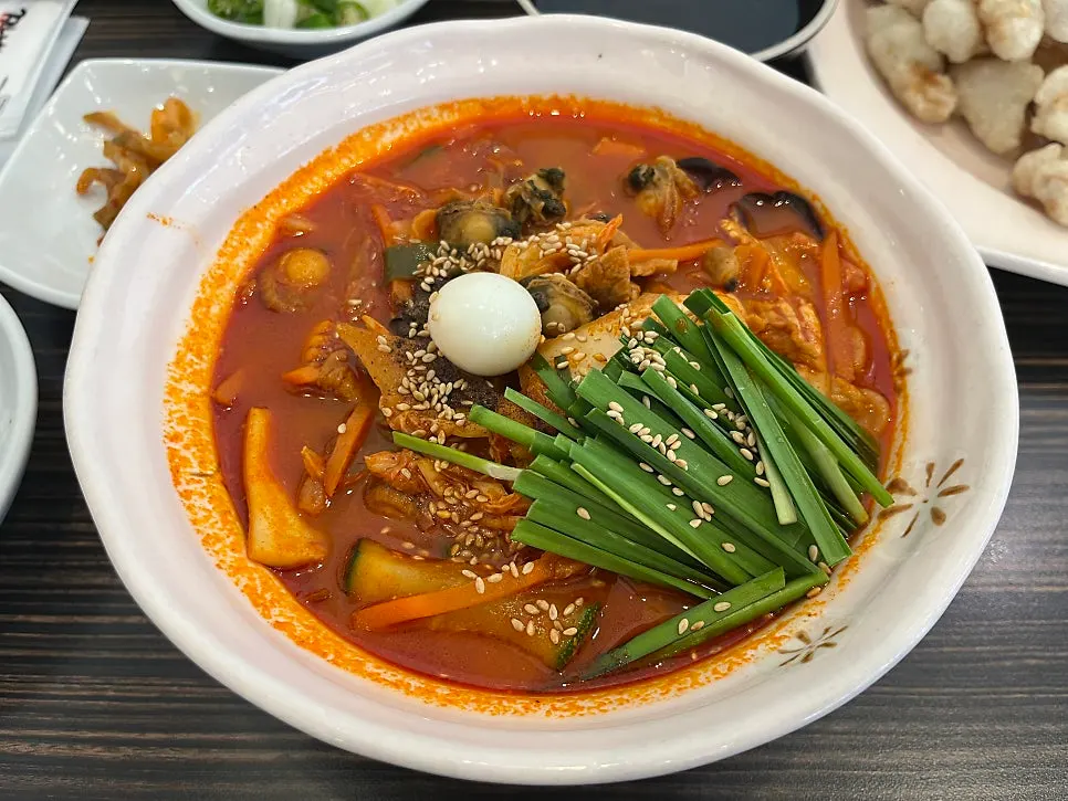 Jijon Jjamppong loaded with seafood