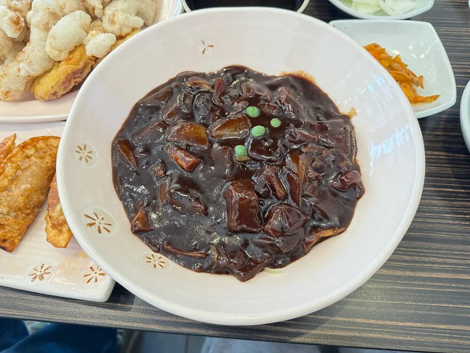 Jijon Jjajangmyeon mixed with sauce