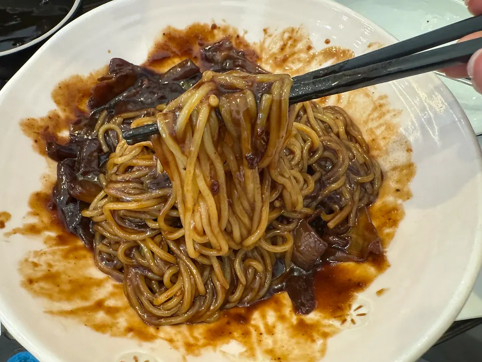 Noodles lifted up from the Jijon Jjajang