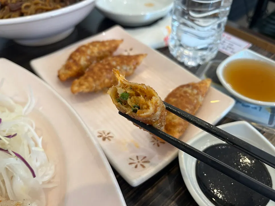 반으로 가른 짬뽕 군만두 속