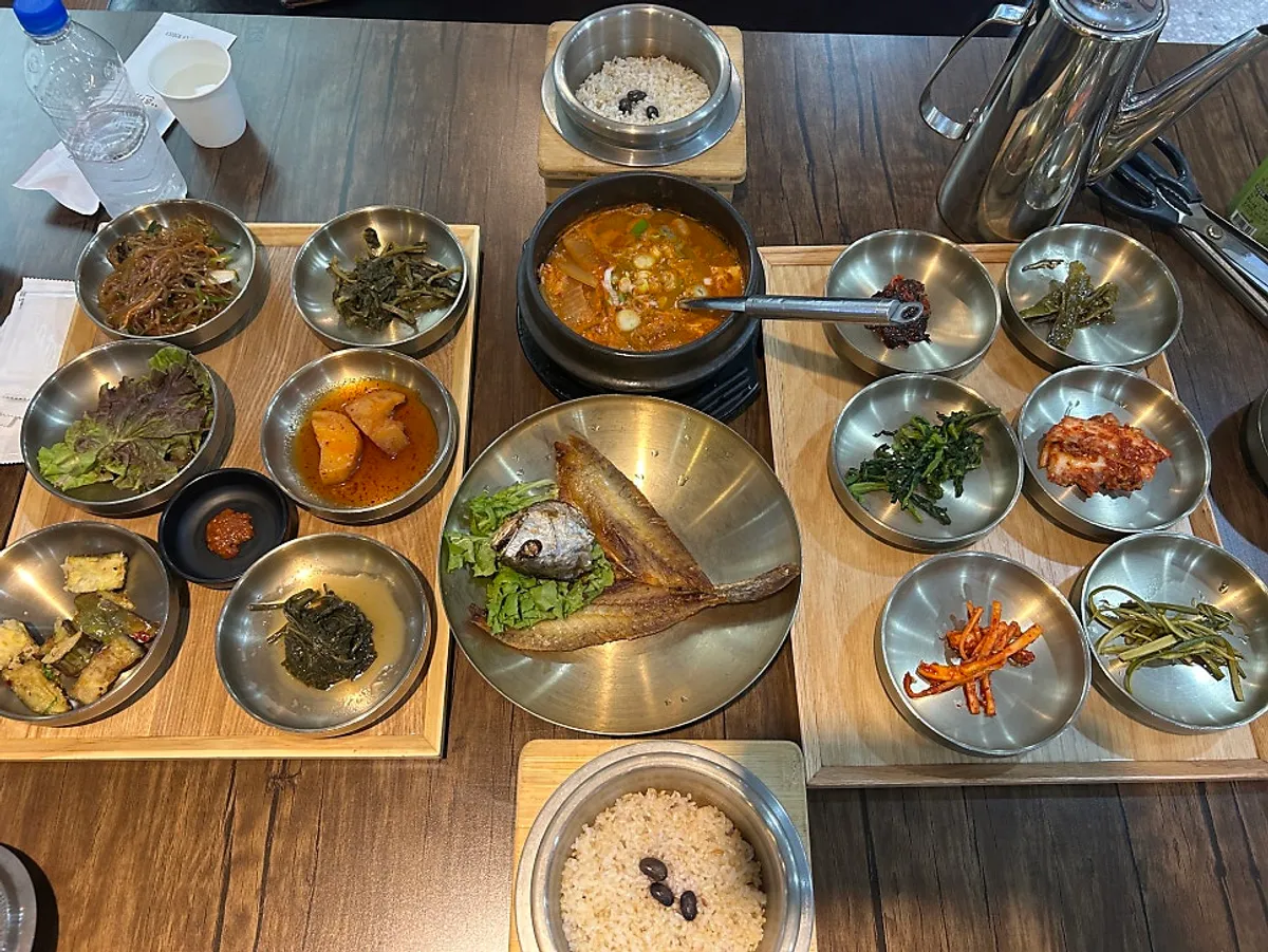 Exterior of Gim Myeongju Tteuranchae Bapsang, a Korean restaurant in Sinjung-dong, Bucheon