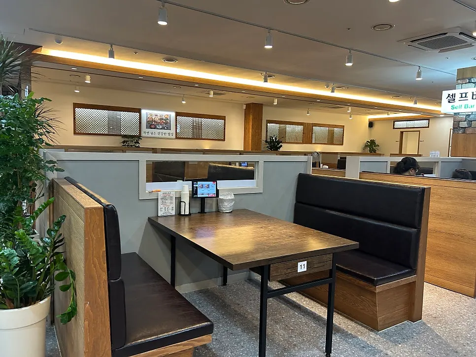 Restaurant location behind the restaurant alley, 5-minute walk from Sinjungdong Station