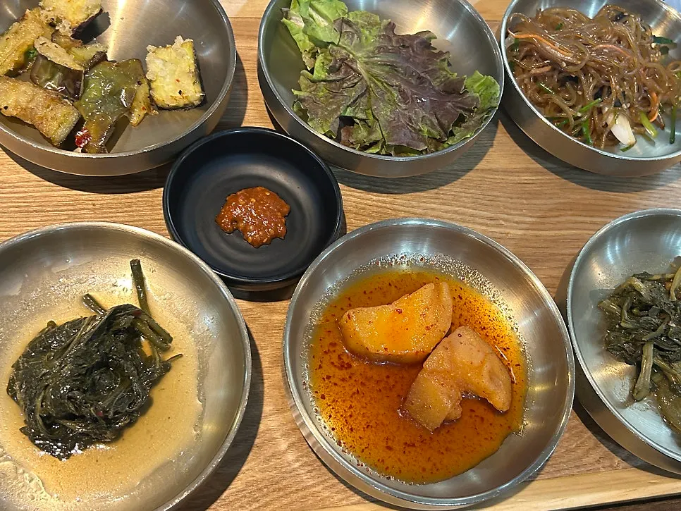 Neatly arranged plate of seasoned greens