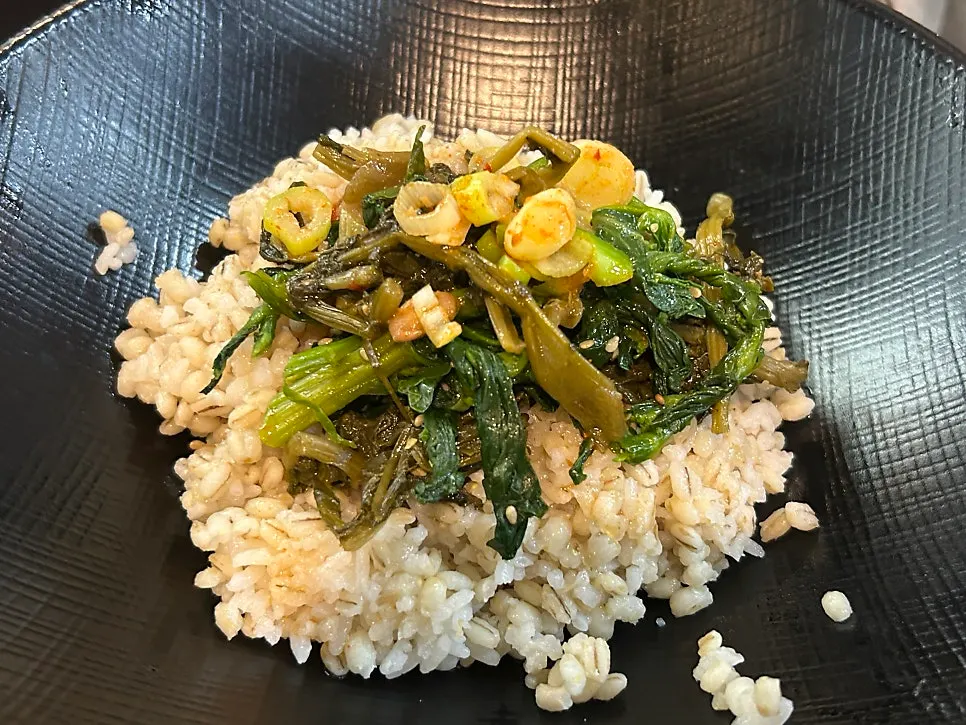 Full table set with wrap greens