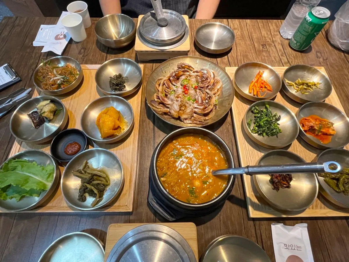 Table setting at Gim Myeongju Tteuranchae Bapsang Sinjung-dong Branch