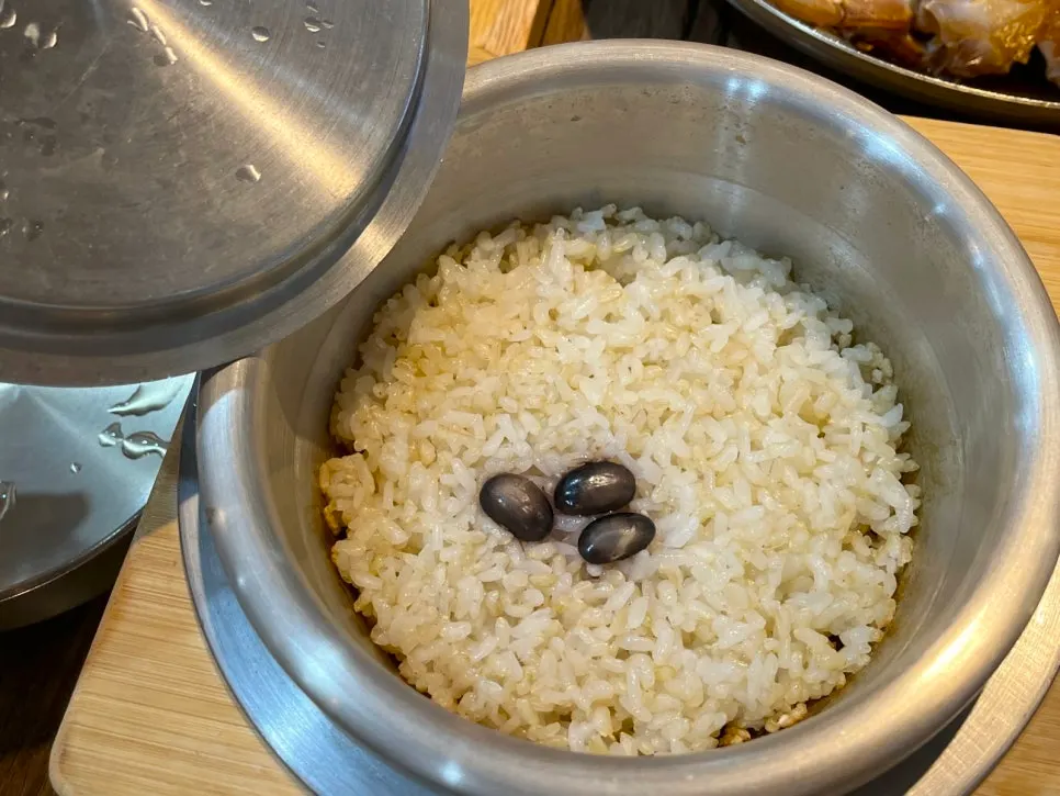 Pressure-pot rice made with yellow rice at Gim Myeongju Tteuranchae Bapsang