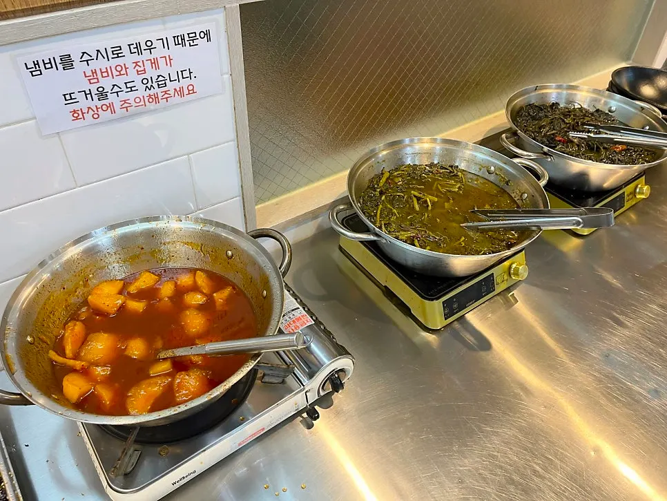 Self-service corner with side dishes and drinks