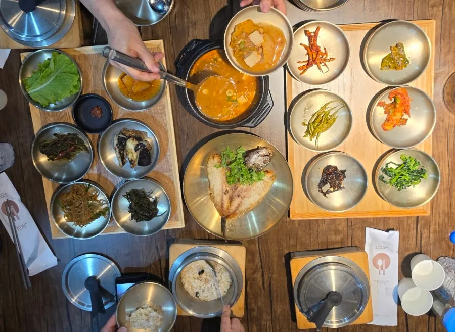 Three servings of the Tteuranchae Bapsang basic set meal on the table