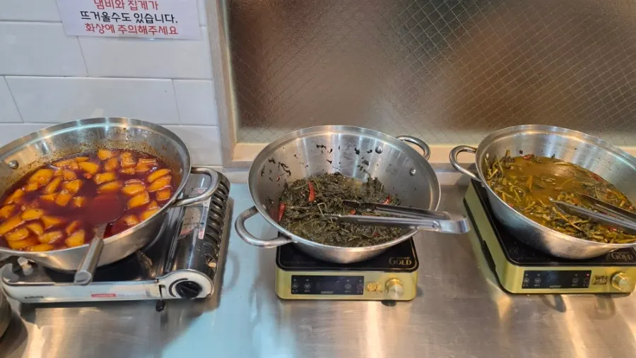 Self-serve corner for extra side dishes