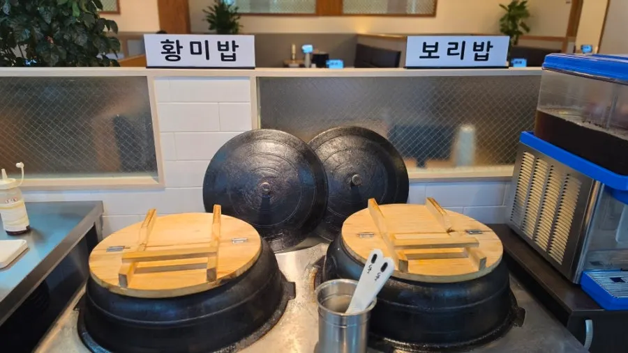 Corner for choosing between yellow rice and barley rice