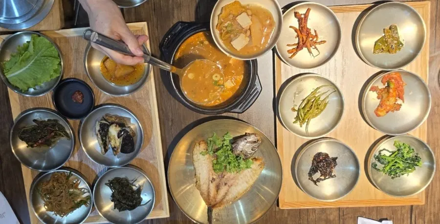 A full Korean set meal served with doenjang jjigae