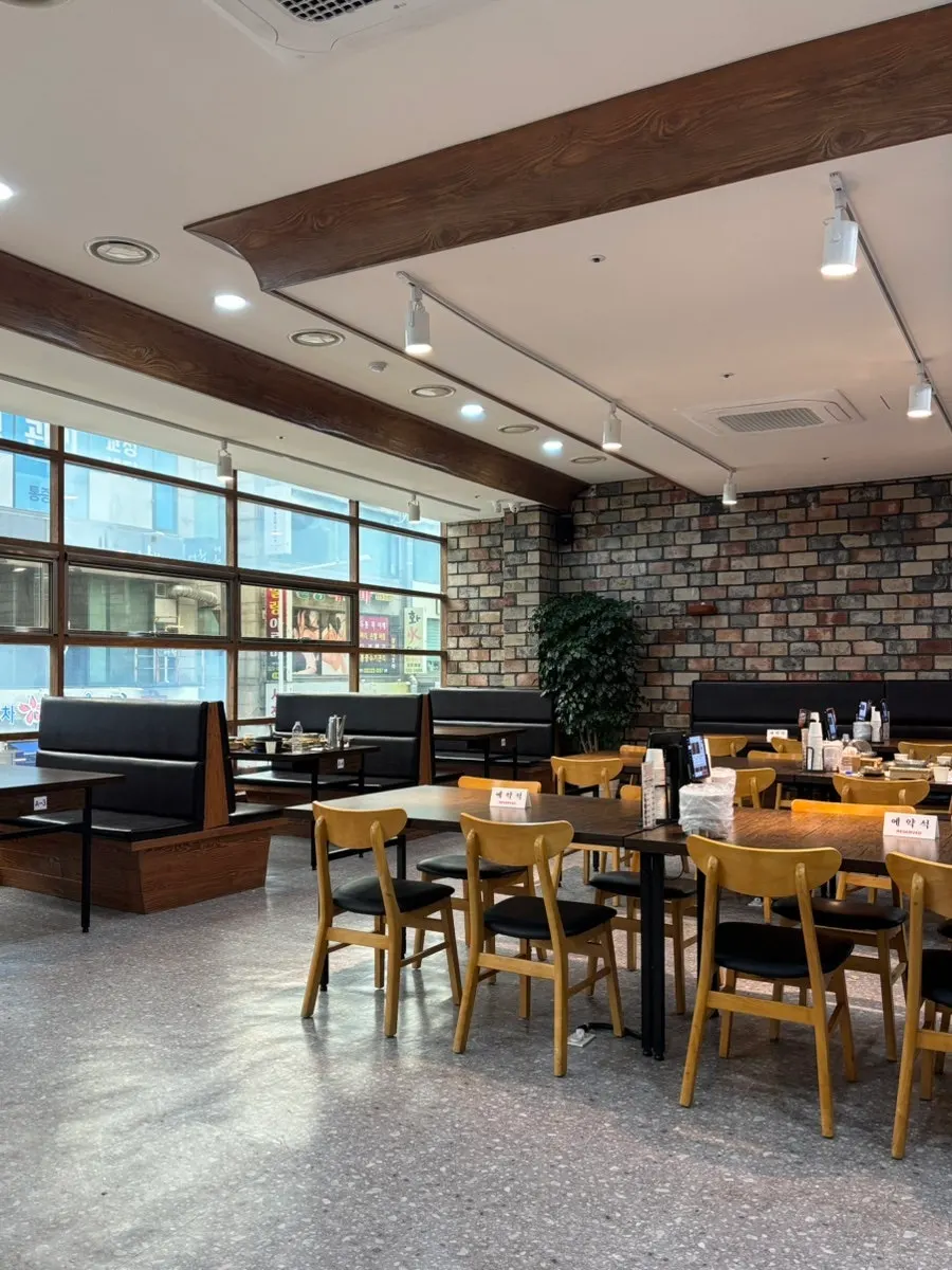 The spacious second-floor hall at Gim Myeongju Tteuranchae Bapsang