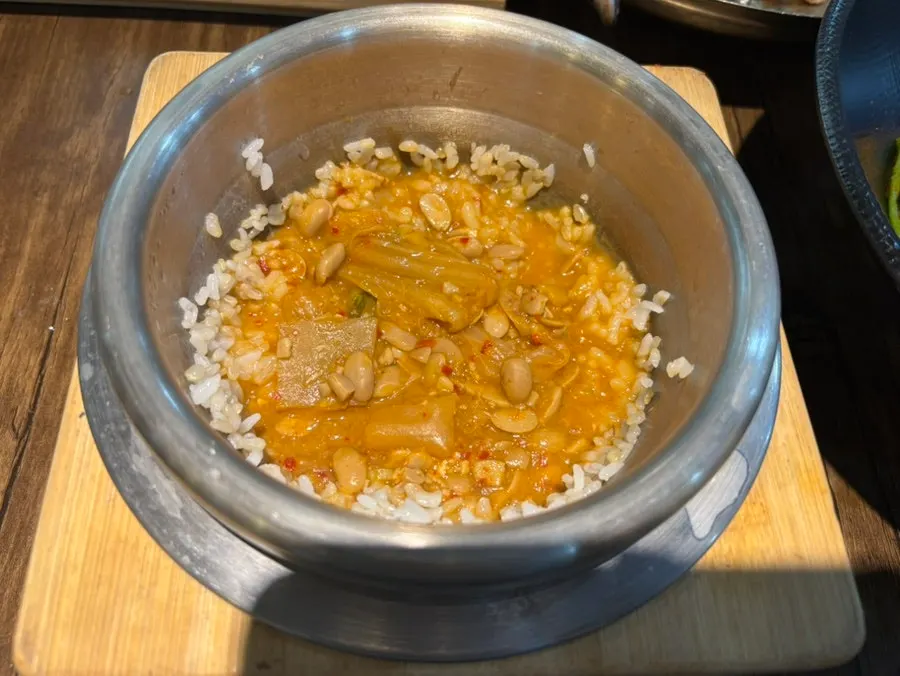 Scorched-rice tea made from pot rice with cheonggukjang added