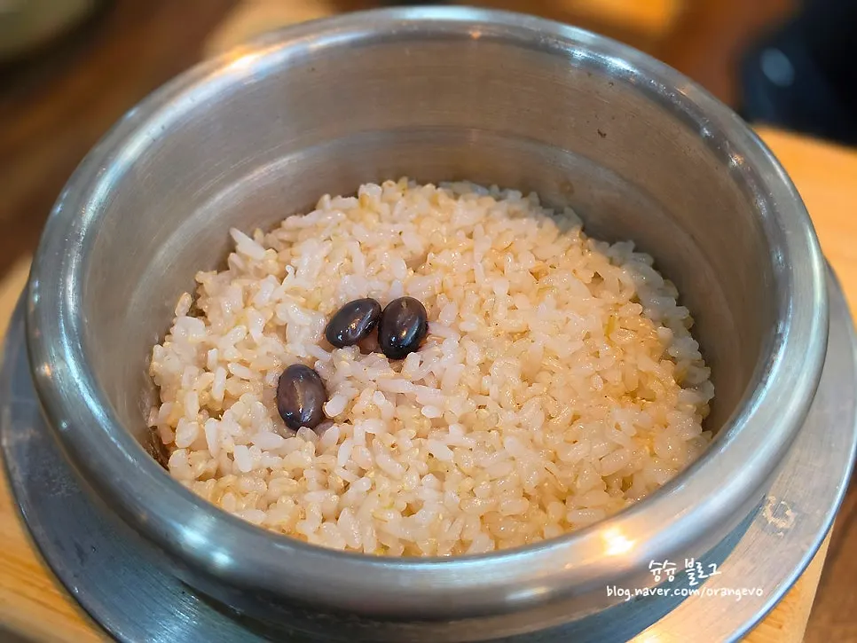 Pressure-cooked pot rice made with hwangmi rice