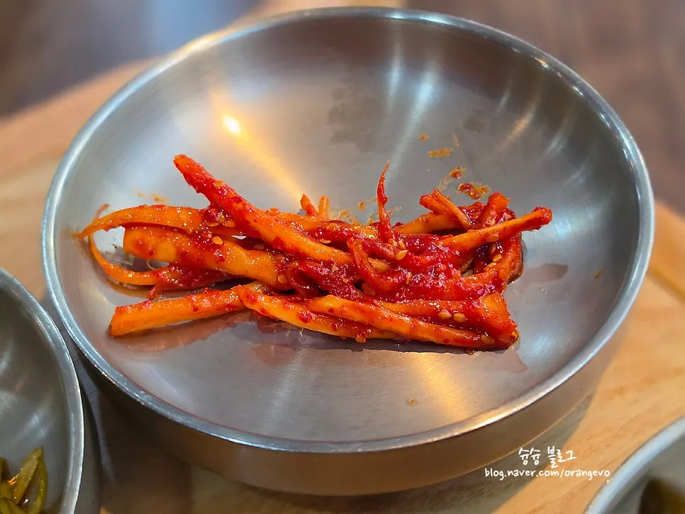 Side dish plates on the table