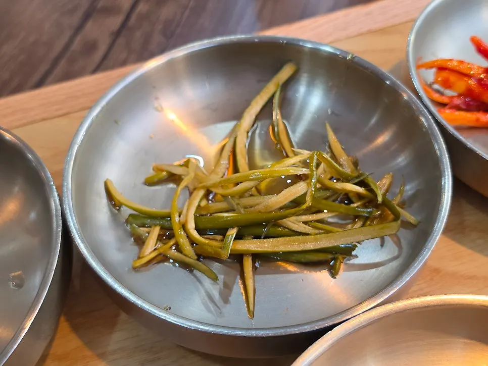 A plate of tteuranchae bapsang side dishes