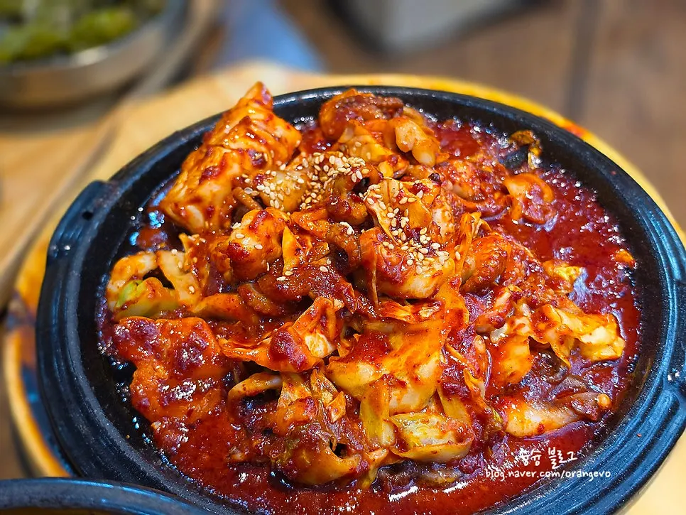 Spicy-seasoned octopus stir-fry as an à la carte dish