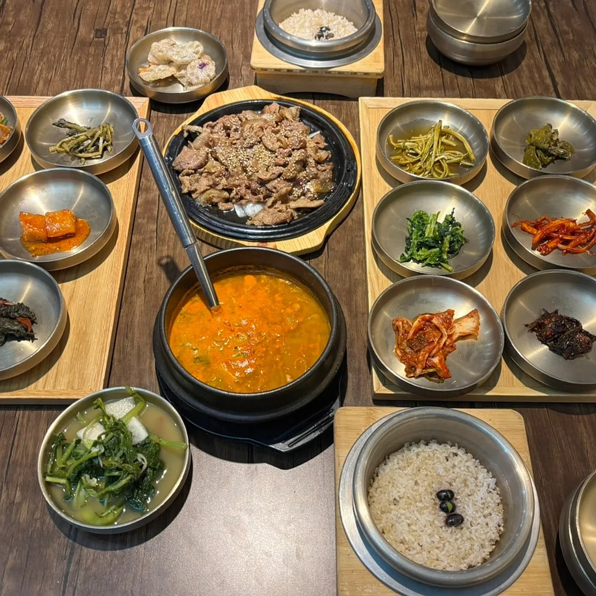 Signature table spread at Gim Myeongju Tteuranchae Bapsang Sinjung-dong Branch