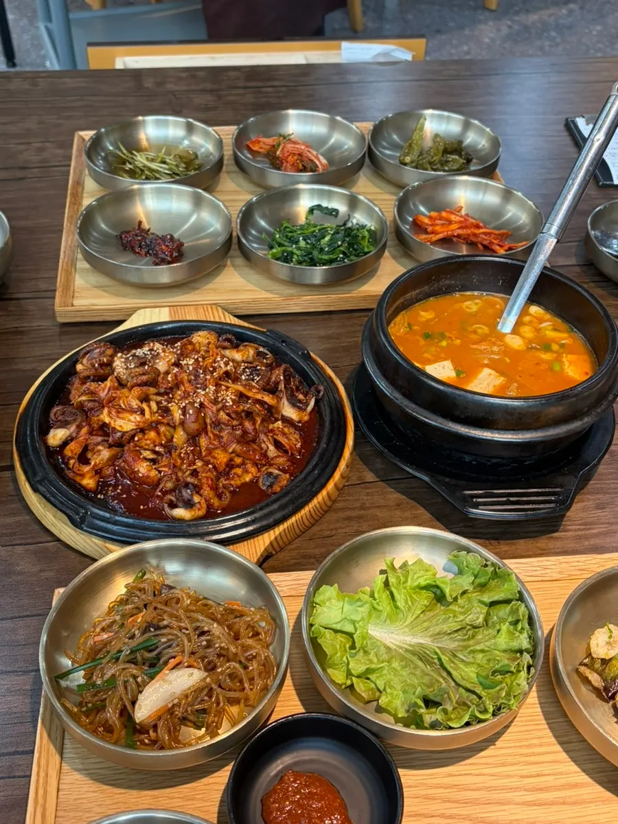 A meal scene with pot rice and side dishes