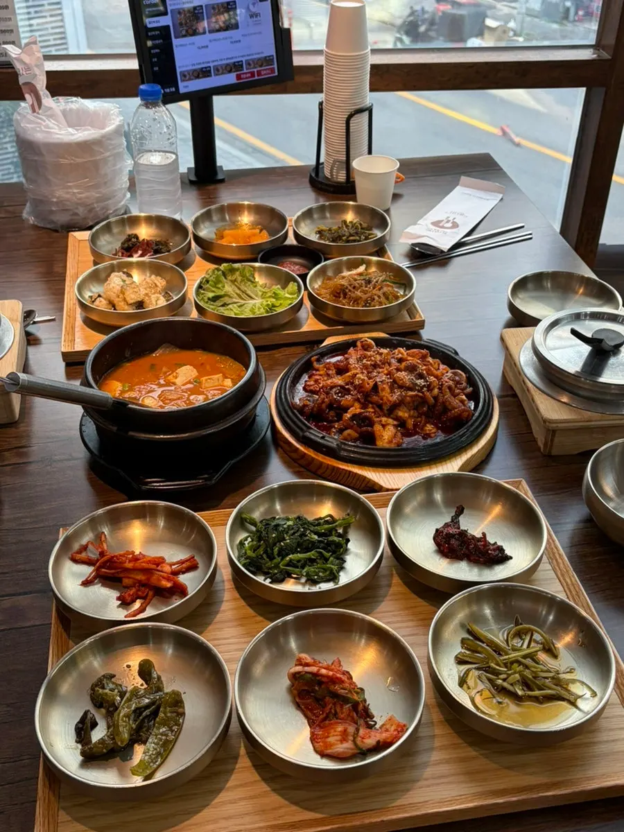 Sungnyung (scorched rice tea) enjoyed at the end of the meal