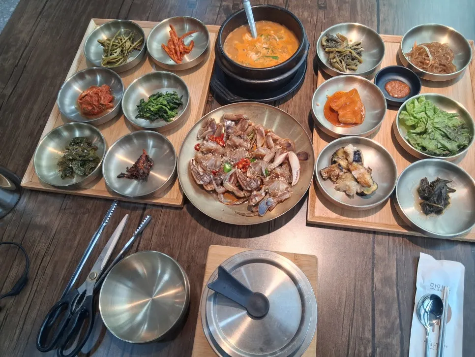 Hanjeongsik menu board displayed at the entrance
