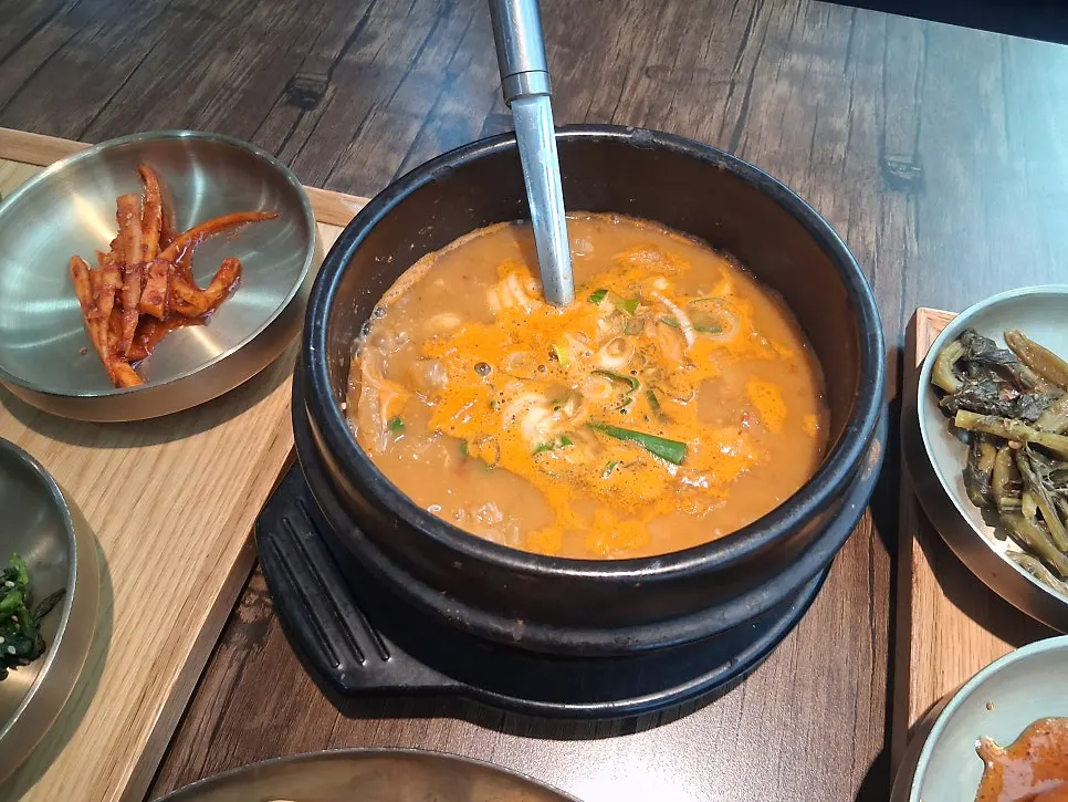 Signboard listing the Tteuranchae Bapsang set and side dish options