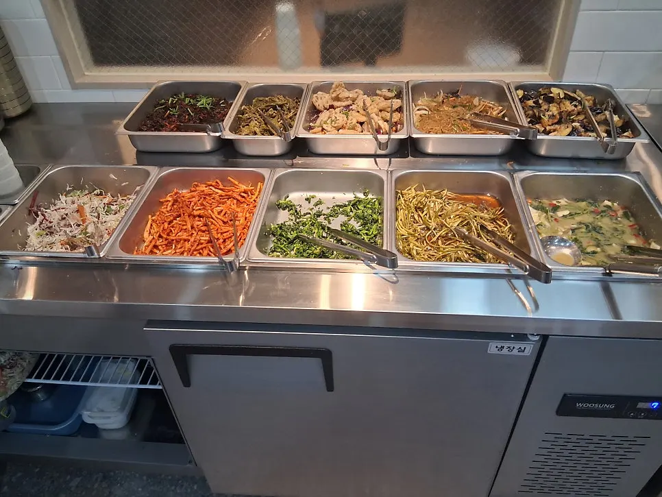 Solo Tteuranchae Bapsang set with 12 side dishes and cheonggukjang