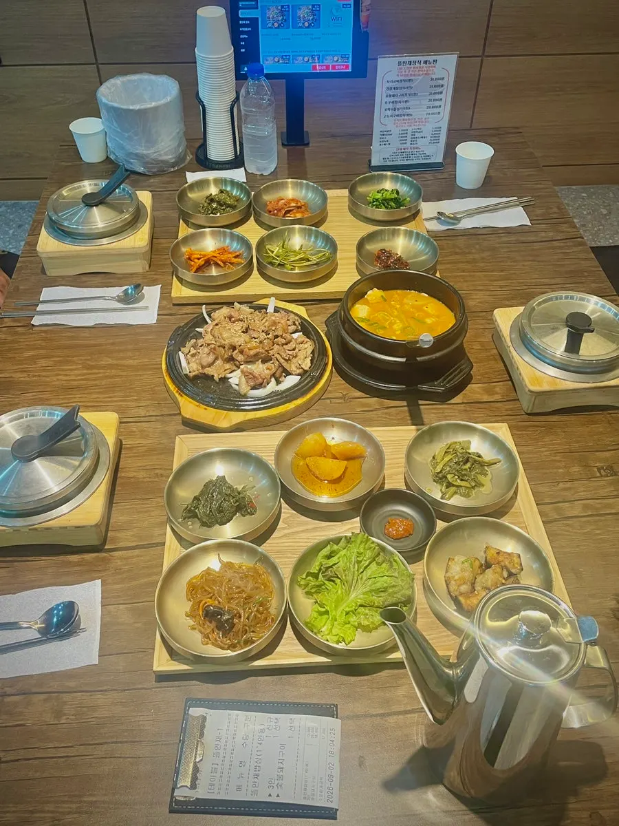 압력솥밥과 청국장이 차려진 한상