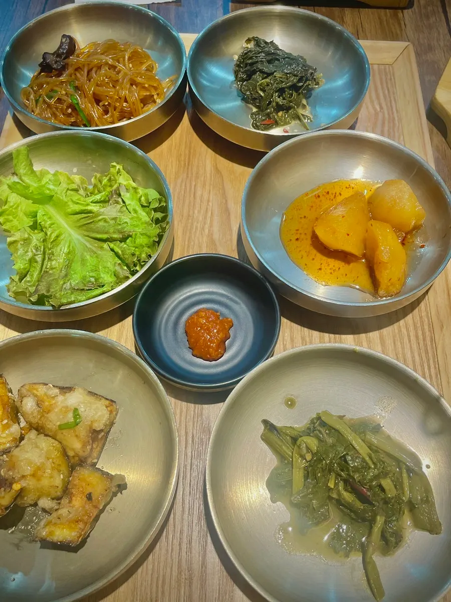 정갈하게 담긴 한정식 반찬들