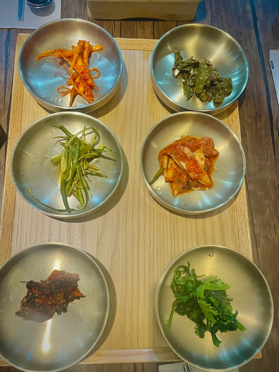 여러 종류의 밑반찬 접시