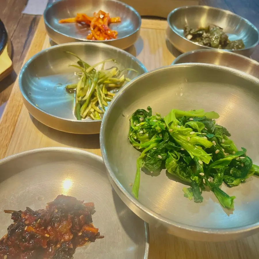 작은 종지에 담긴 밑반찬