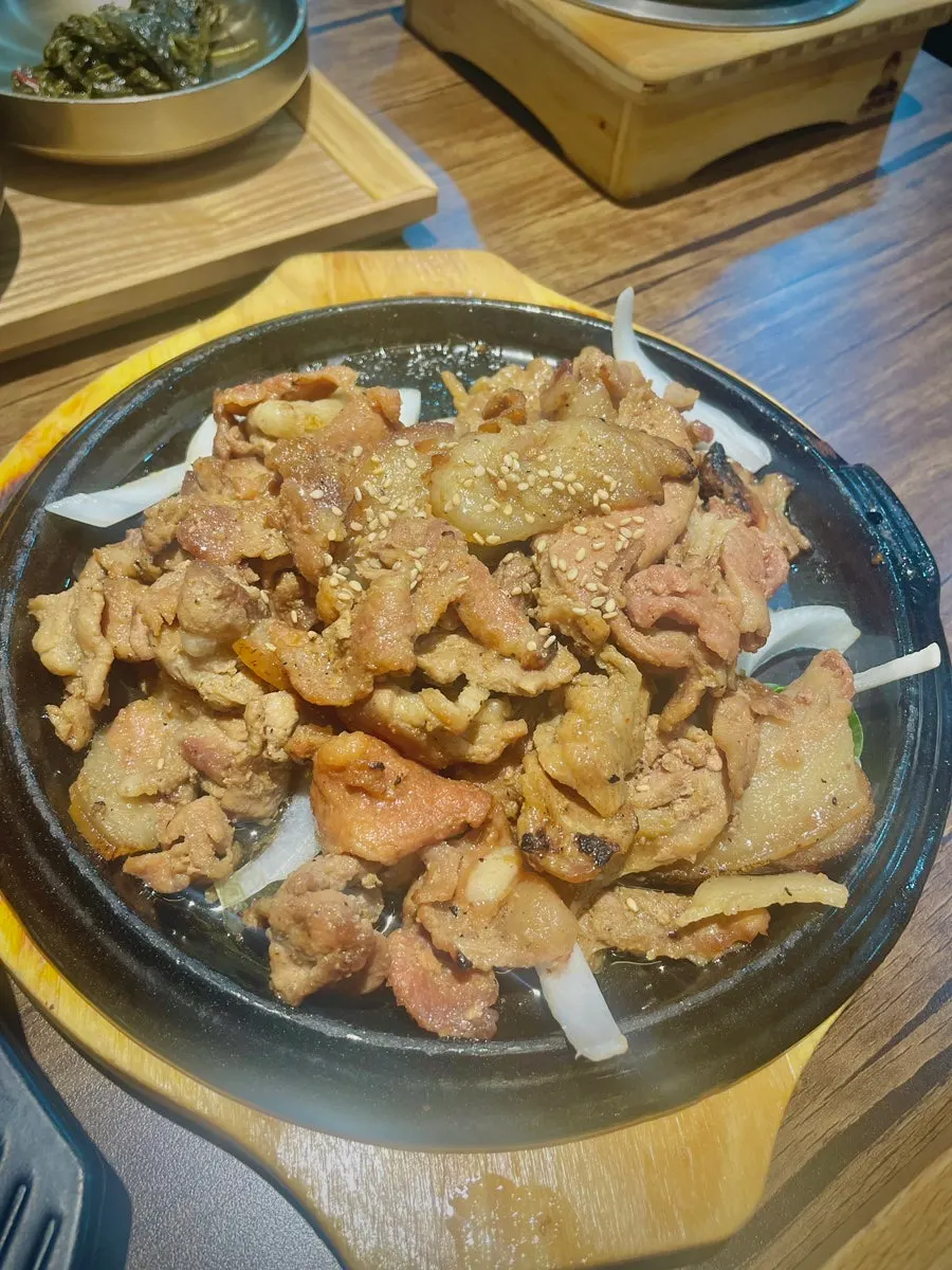 참숯에 구워 나온 숯불돼지구이